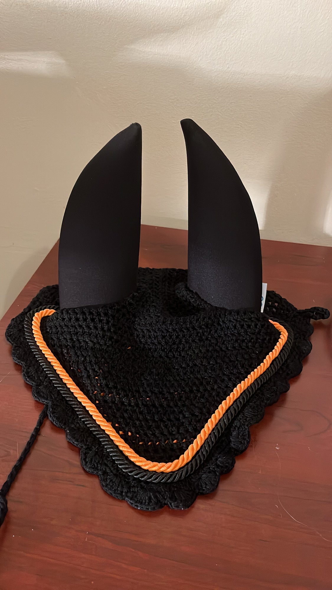 Soundproof ear bonnet with bespoke piping