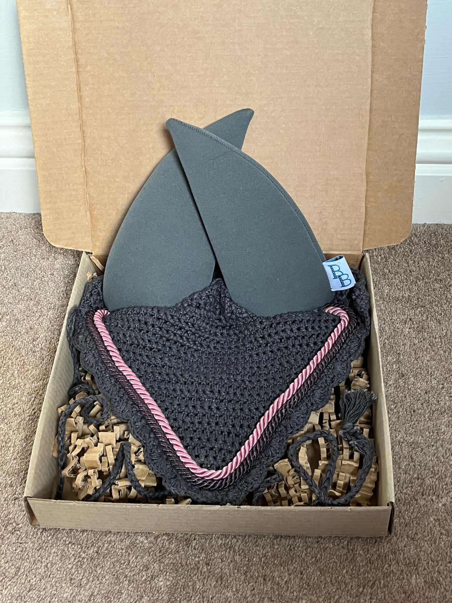 Soundproof ear bonnet with bespoke piping