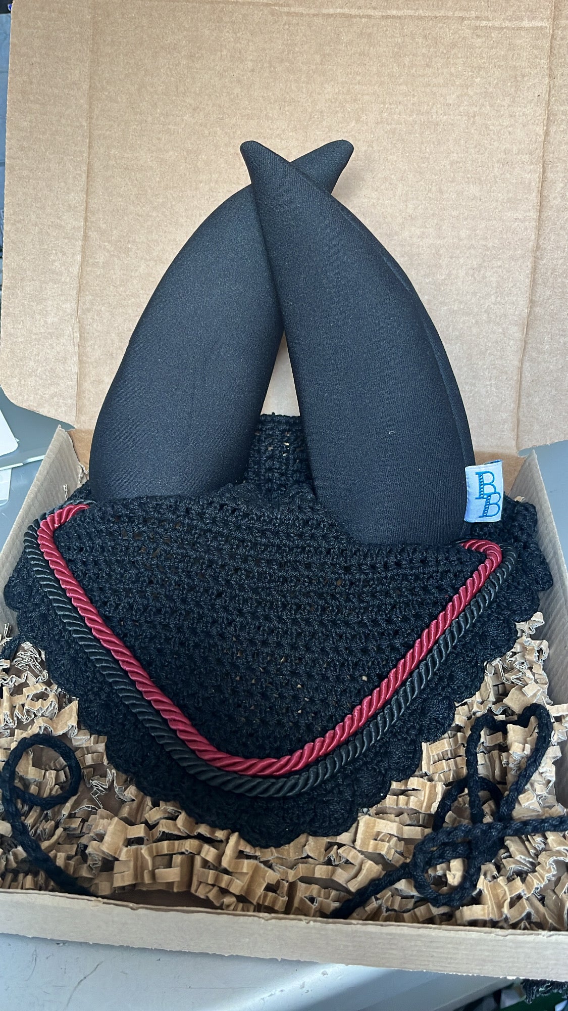 Soundproof ear bonnet with bespoke piping