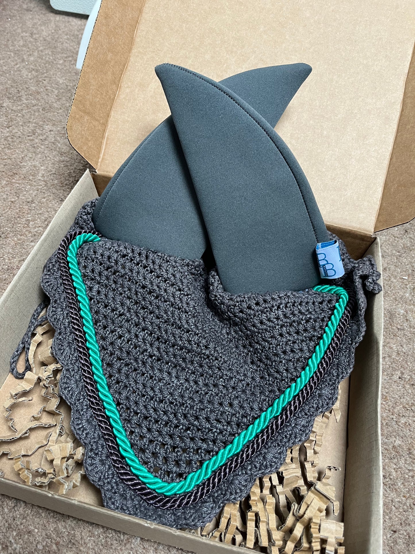 Soundproof ear bonnet with bespoke piping