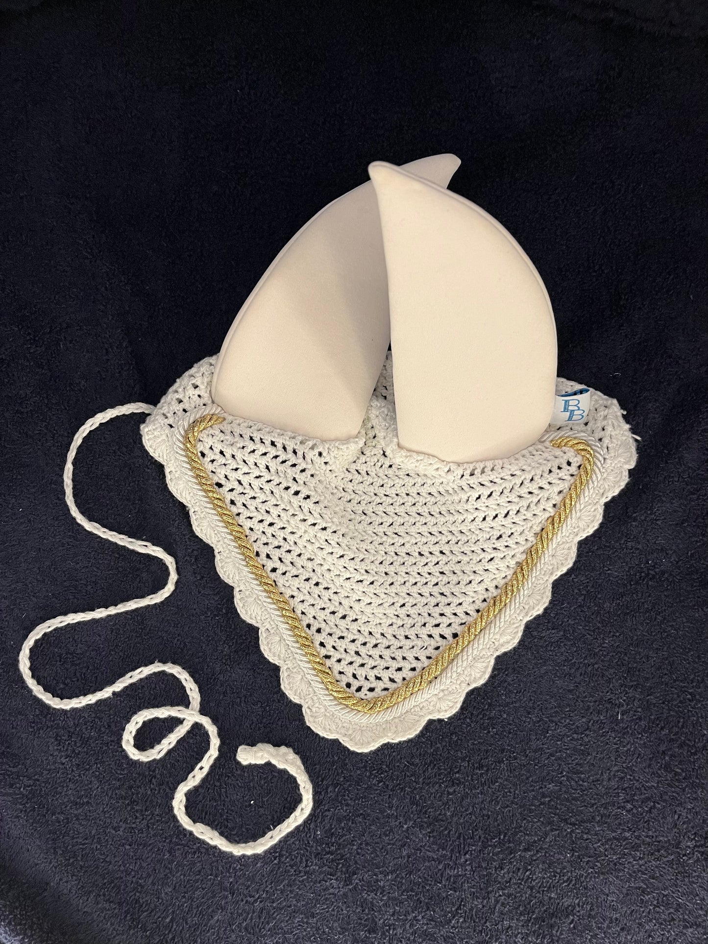 Soundproof ear bonnet with bespoke piping